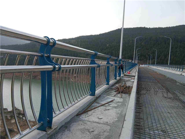黔西南不锈钢桥梁护栏的特点及其在桥梁安全中的重要作用