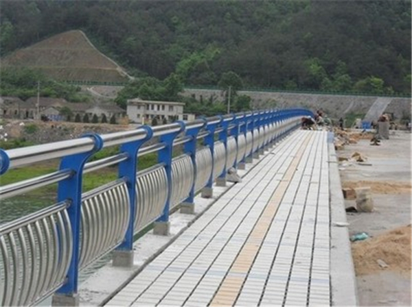 黔西南不锈钢桥梁护栏的特性及其在现代建筑中的应用